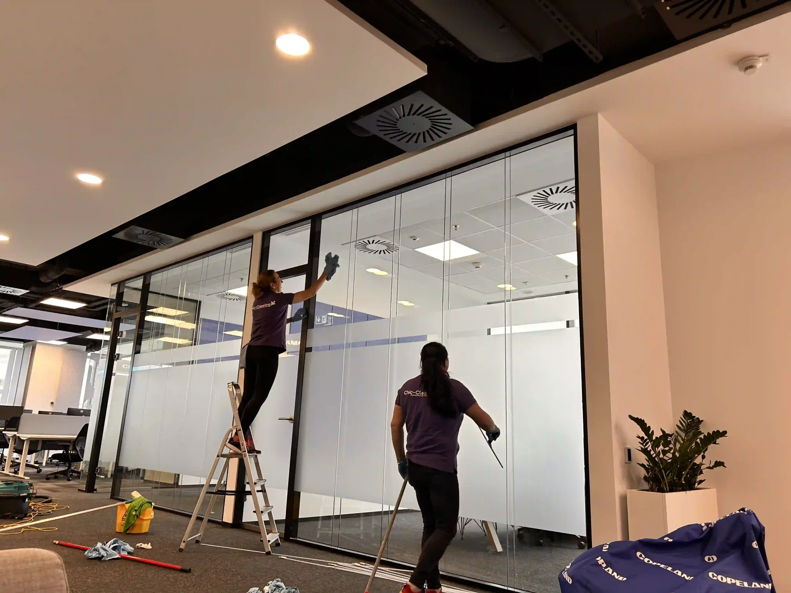 Servicii profesionale spălat geamuri birouri Cluj — echipă CHIC Cleaning