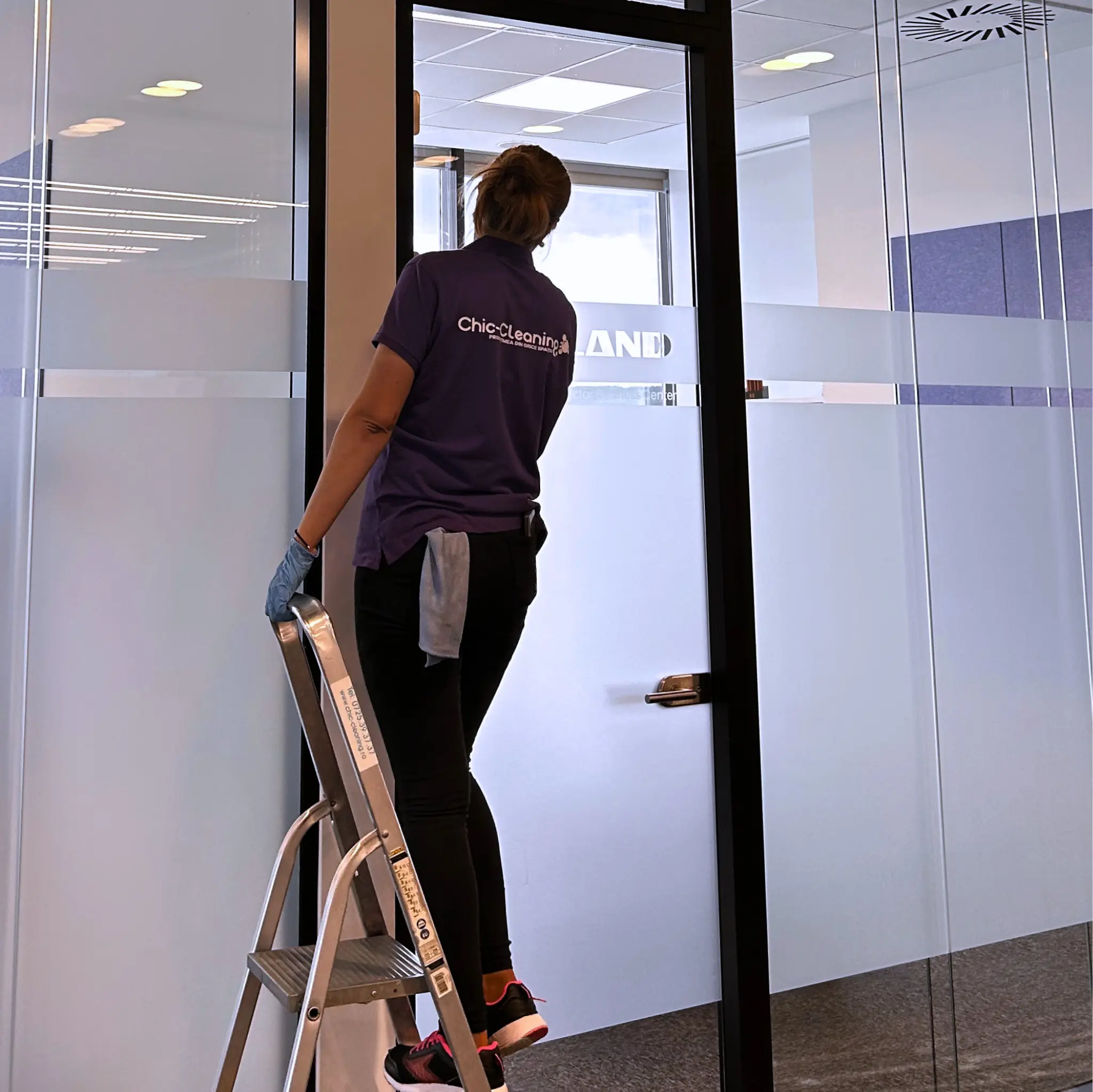 Agent CHIC Cleaning spălând geamuri termopane birouri Cluj-Napoca