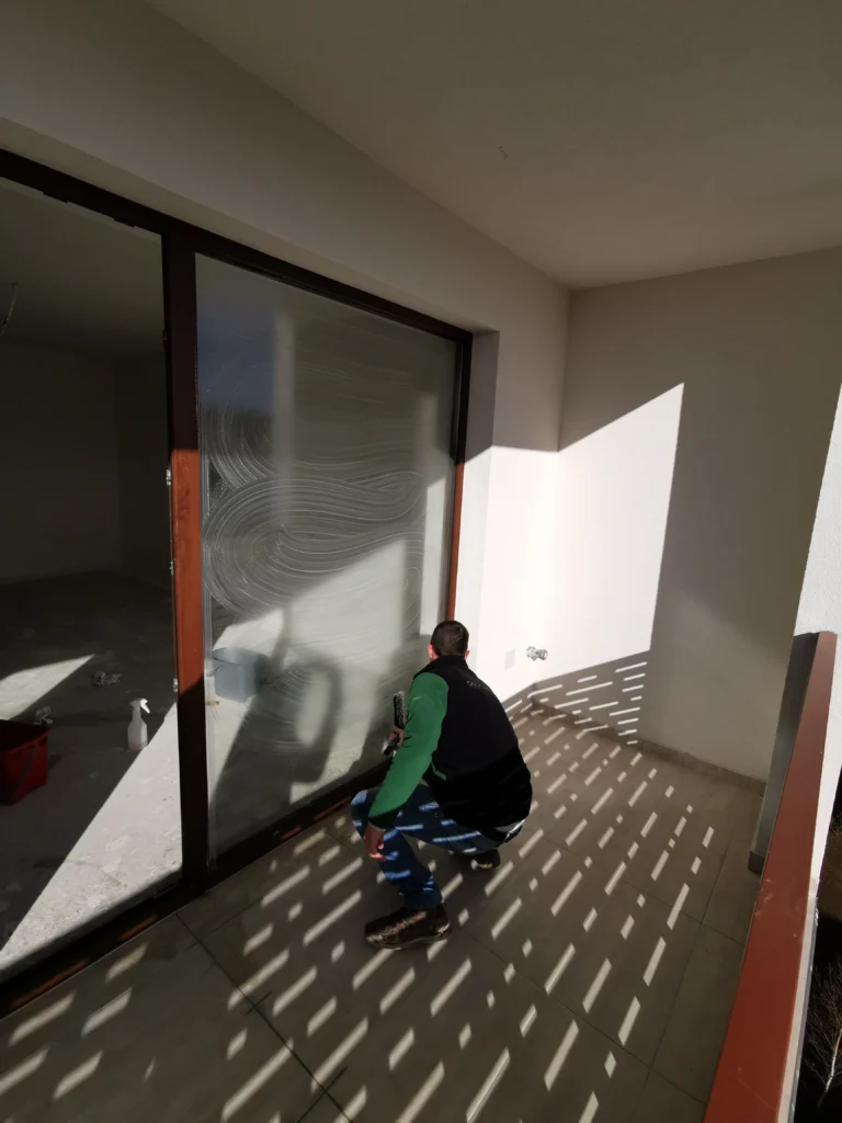 Curățare geamuri interior spații comerciale Cluj-Napoca CHIC Facility