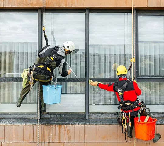 Curățare fațade și suprafețe vitrate exterioare clădiri birouri Cluj-Napoca CHIC Cleaning