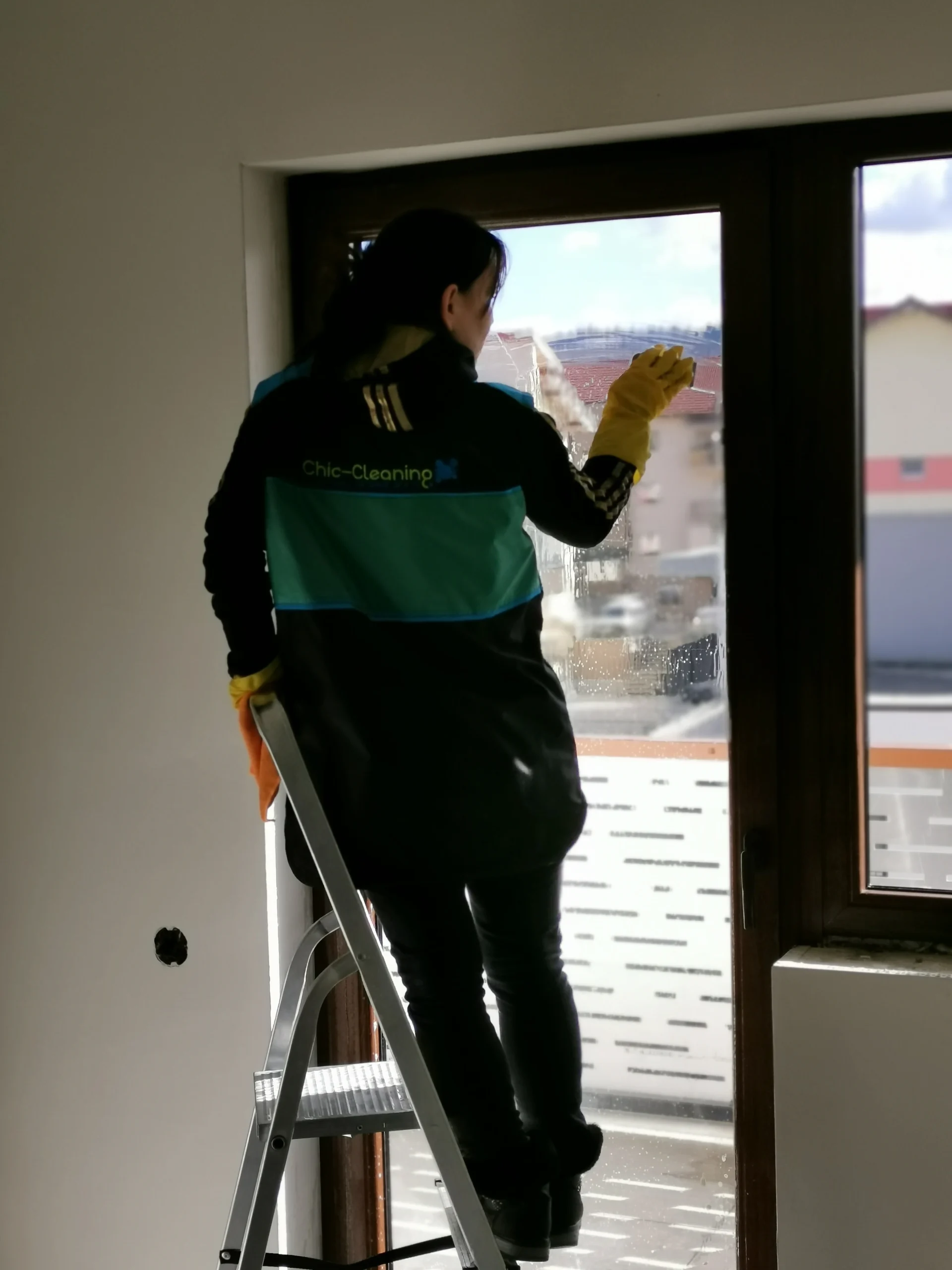 Operator curățând praful și reziduurile după construcție într-un spațiu modern din Cluj-Napoca