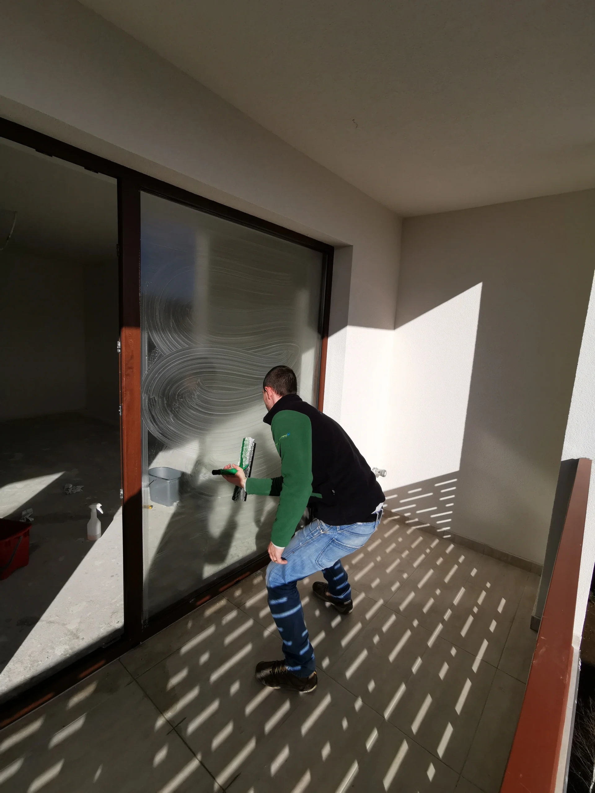 Curățenie post-constructor în Cluj-Napoca cu spalarea geamurilor și igienizare completă a suprafețelor