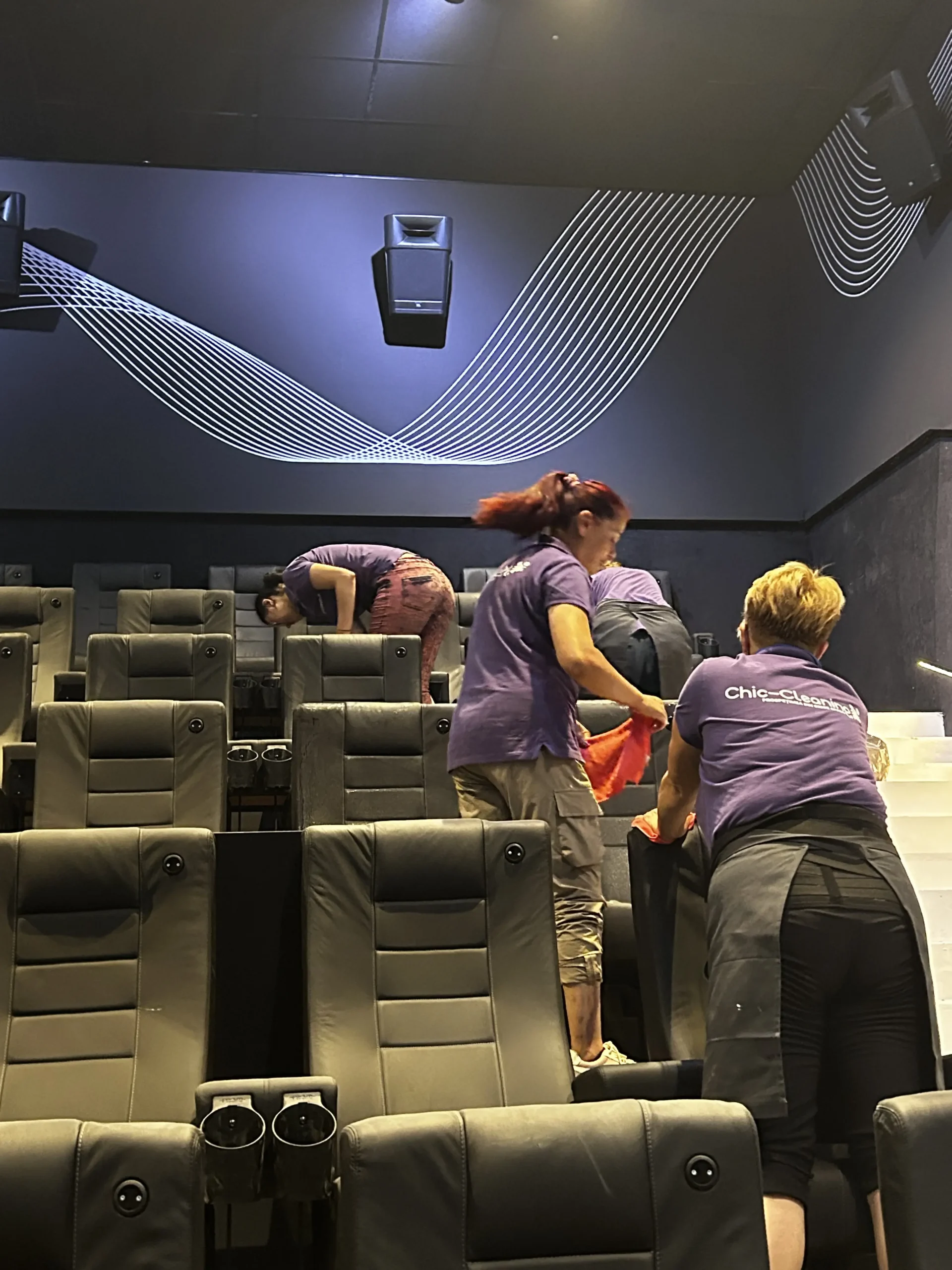 Curățare profesională după film în Cluj-Napoca cu eliminarea deseurilor si aspirarea resturilor de mancare.